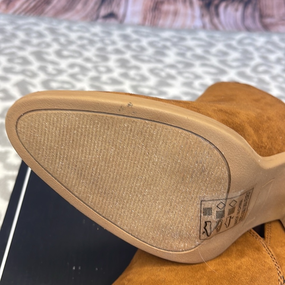 ๐Womens Snatch Chestnut Booties๐ - Picture 8 of 8